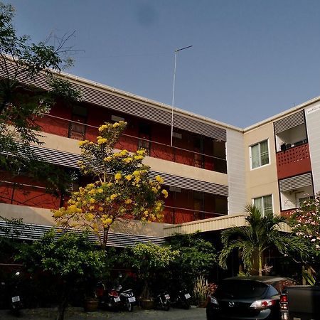 Pakdee House Hotell Udon Thani Exteriör bild